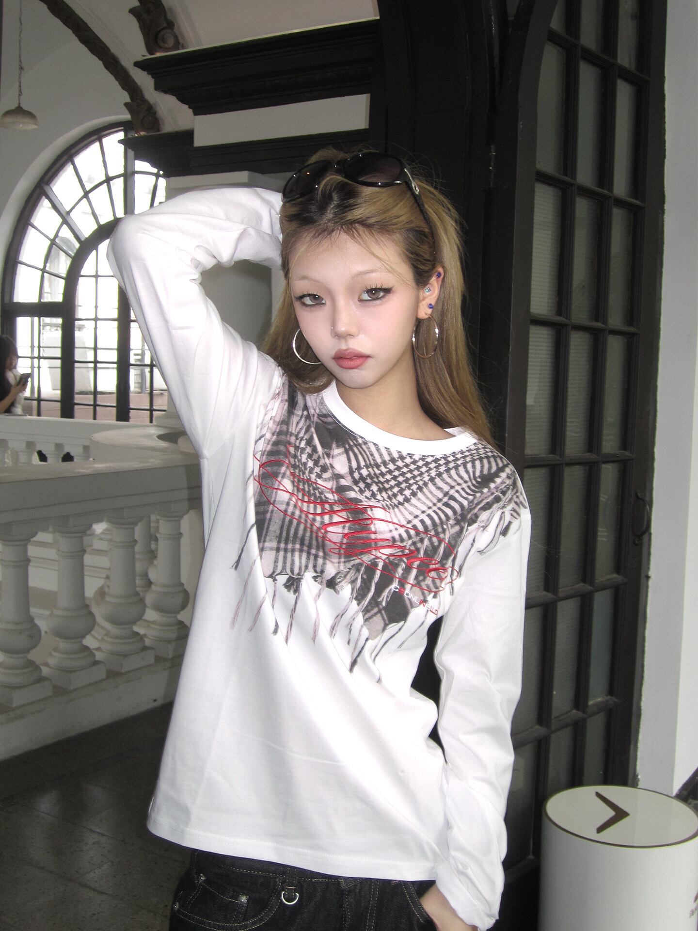 【CODONA SELECT】スカーフだまし絵プリント × ロゴ刺繍 クルーネックロングスリーブTシャツ