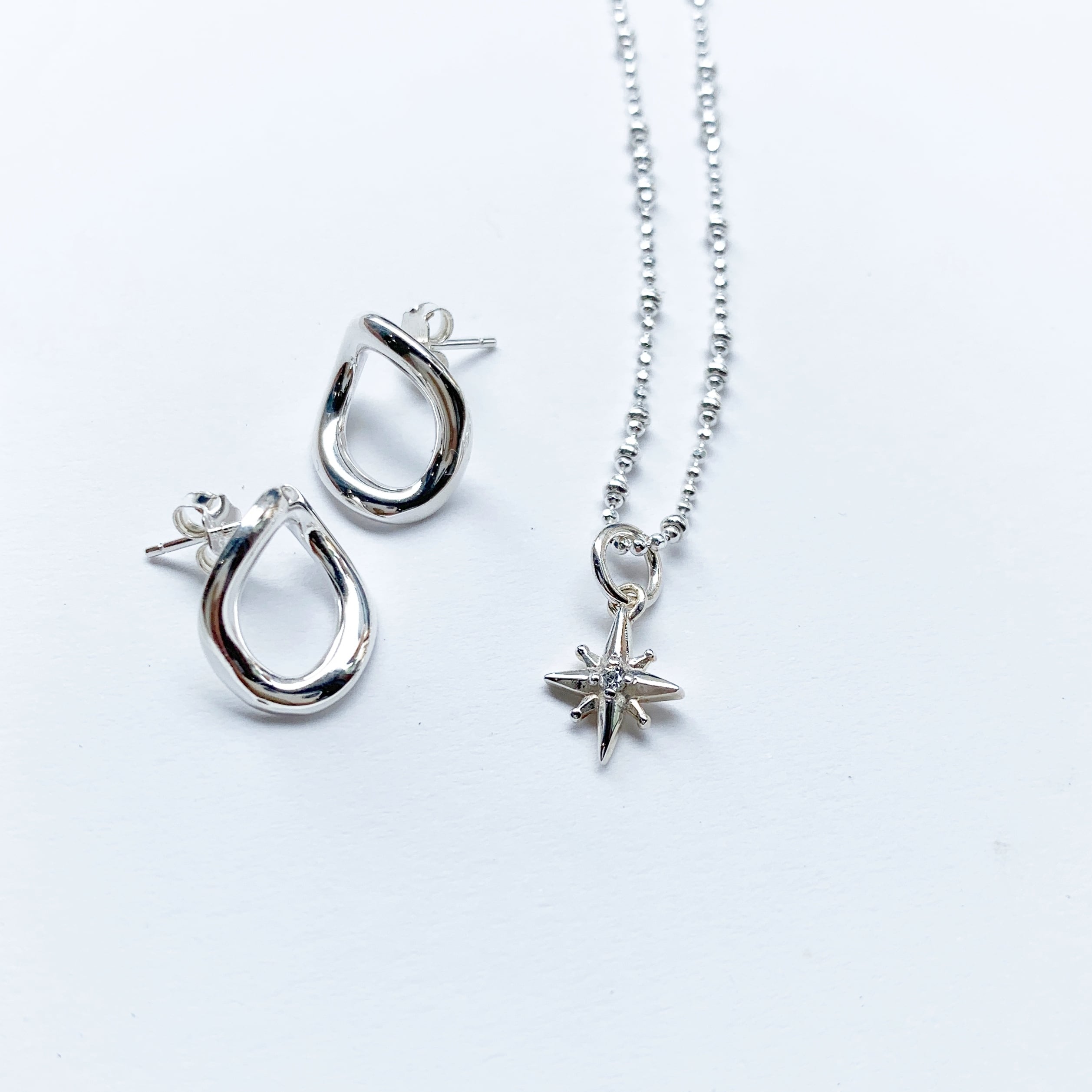 シルバーの質感が美しい いびつなオーバル スタッドピアス | 【公式