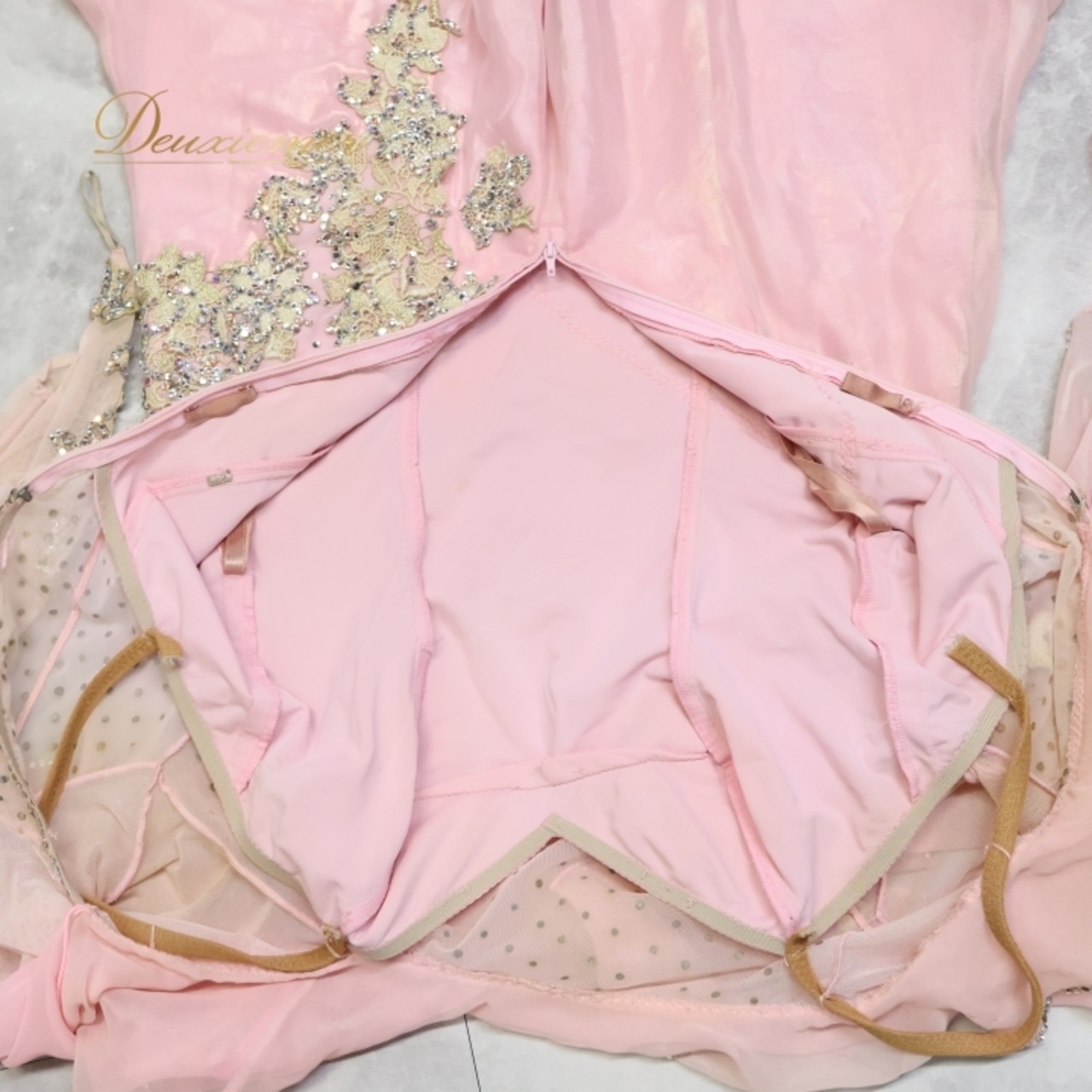 社交ダンス 衣装 スタンダードドレス ワンピース ドレス スタンダード ピンク フロート レース デモ 競技 ダンス パーティ 発表会 落ち感 綺麗 華やか 明るい ピンク系 柔らかい 素材 揺れる スカート シフォン 2枚重ね ふわふわ おしゃれ エレガント フェミニン フォーマル 上品 かわいい