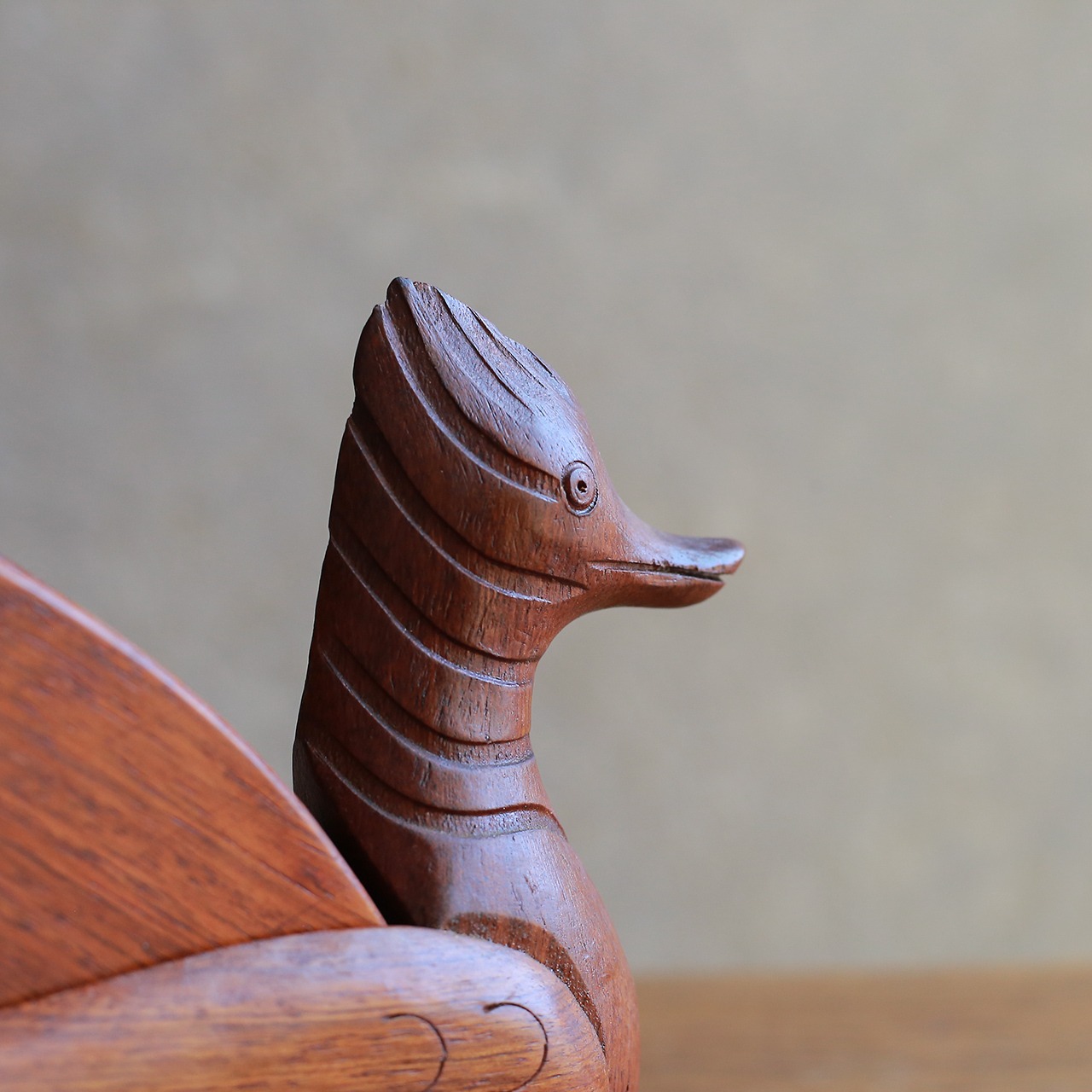 コースターを運ぶ、味わい深い鳥 1