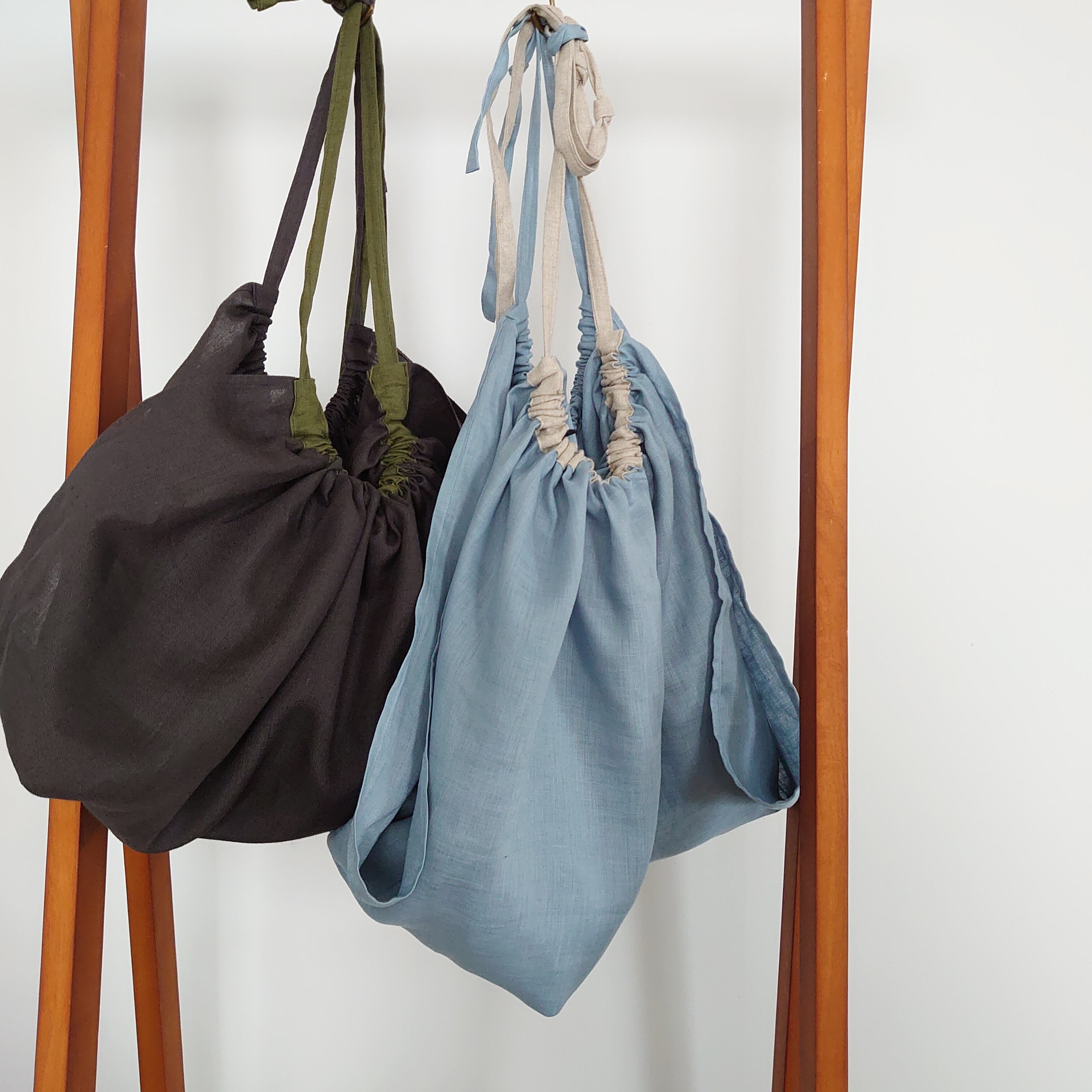 1枚布で簡易バッグにもなるエプロン おとな用 サックスブルー/生成り