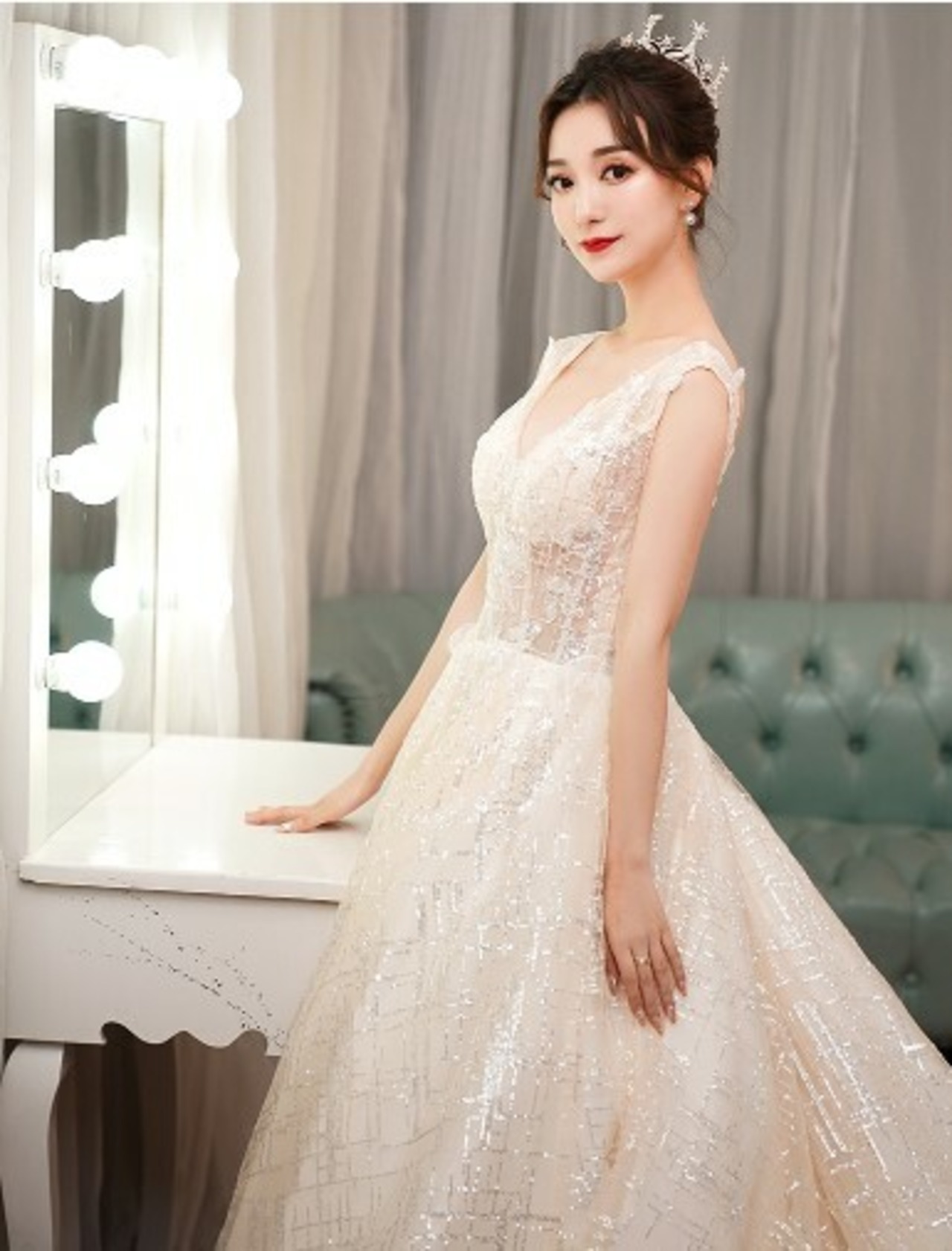 美品！ ウエディングドレス シャンパン色 深Vネックド 花柄のモチーフ  