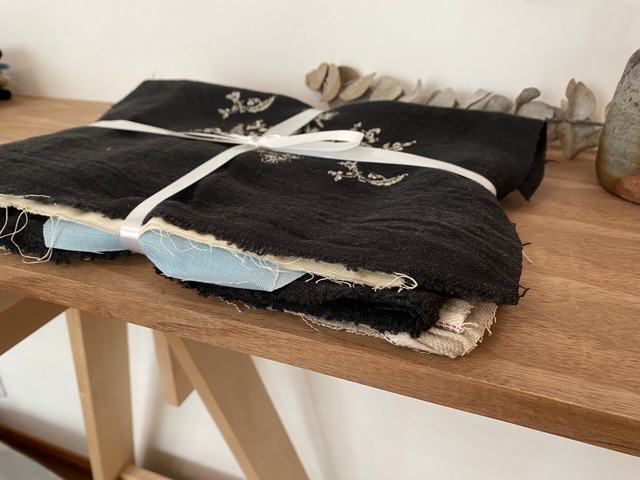 おうち時間のお供に：ハギレ詰め合わせ [白樺刺繍リネンウールセット]