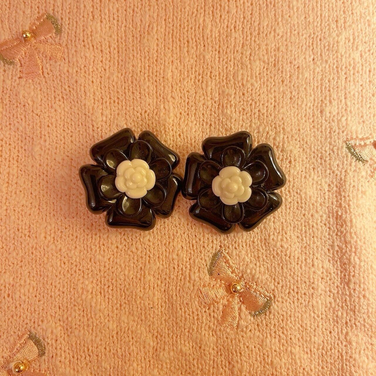 black flower earring