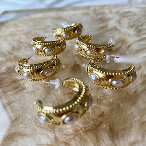 pearl design gold hoopピアス