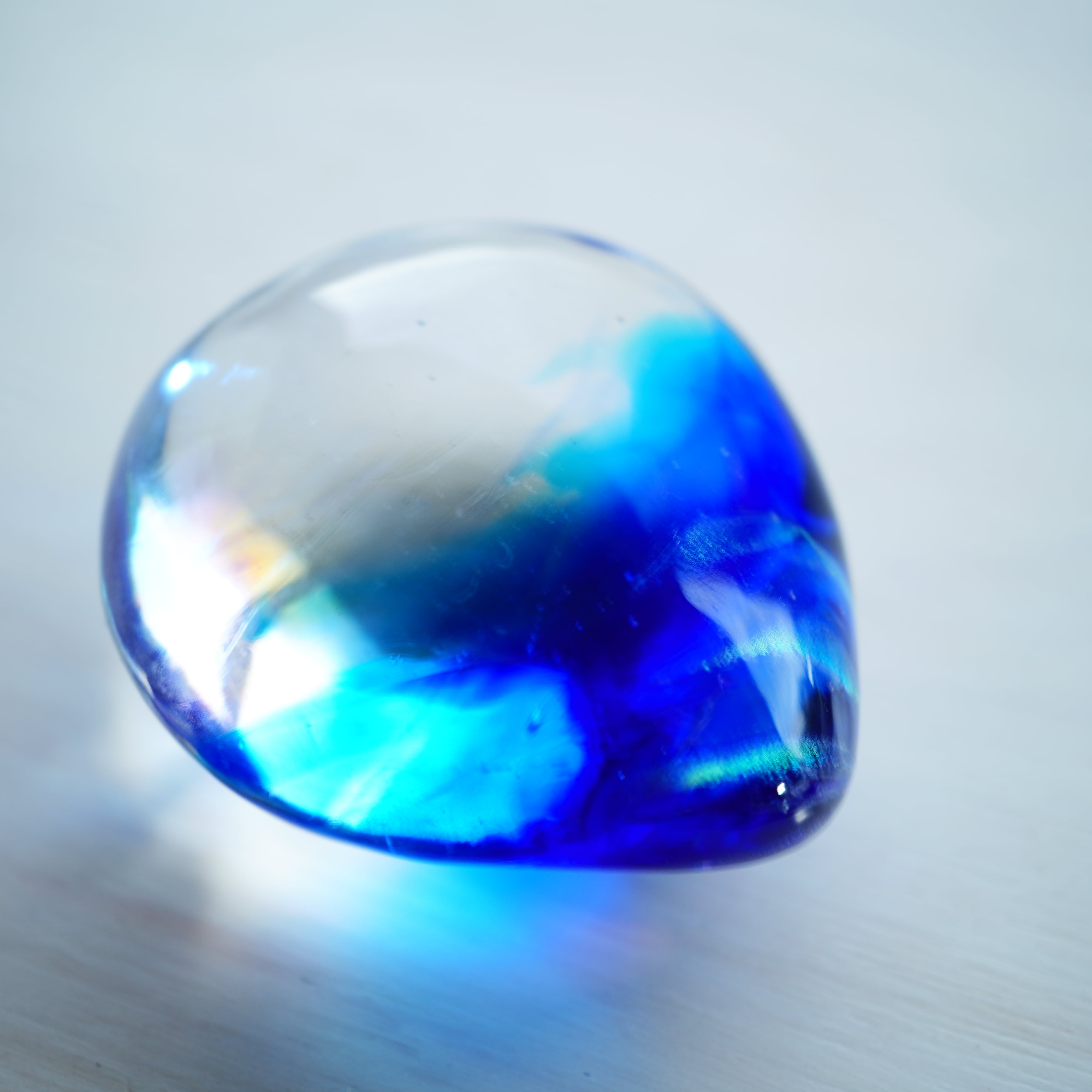「蒼翠の雫 — 手吹きガラスアート（スモールサイズ）」 空想鉱石硝子『蒼澄空・雫石』No.0798 | 空想鉱物工作所