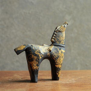 空を見上げる、ずっしりと模様が美しい馬