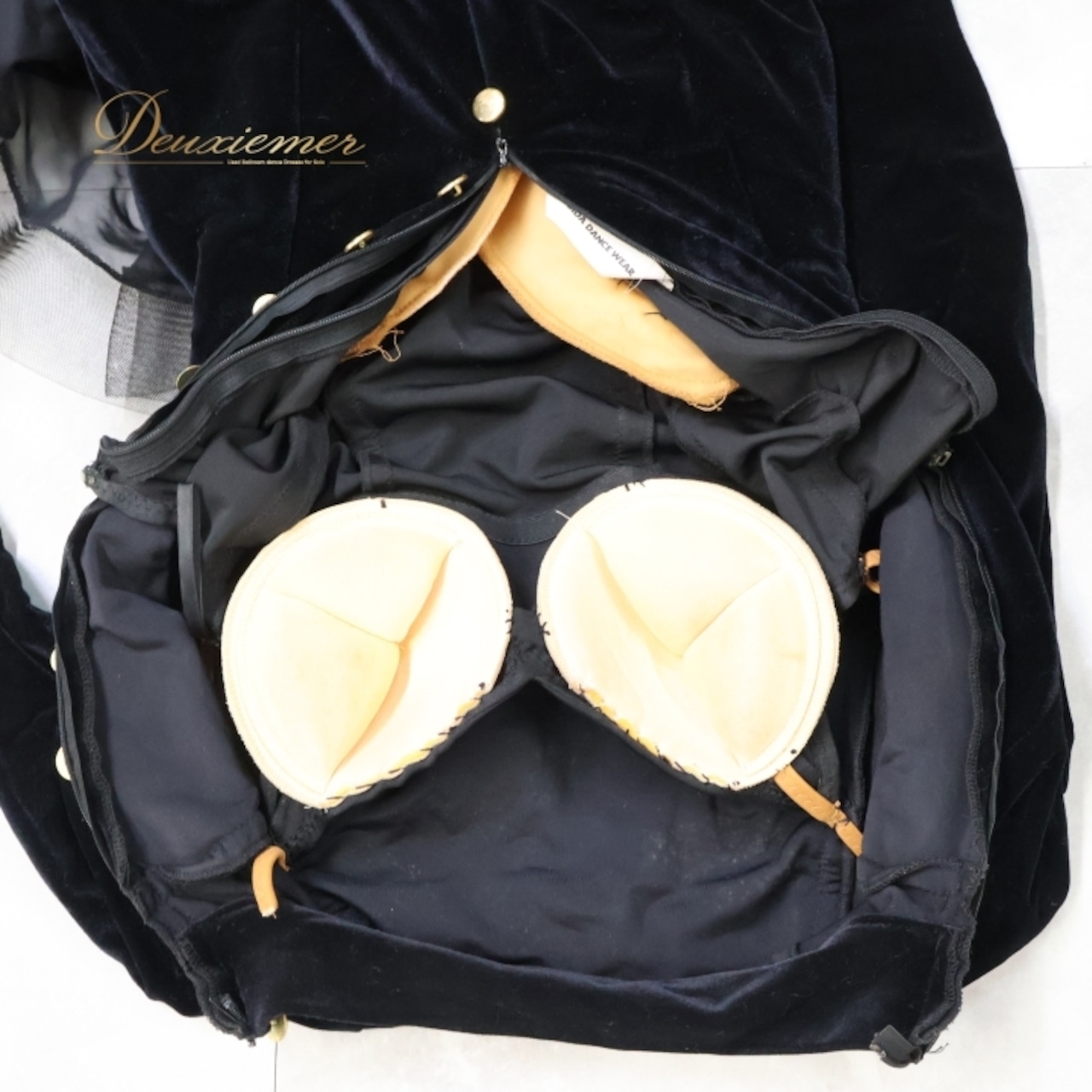 社交ダンス 衣装 ラテン ドレス ワンピース ヤナギダダンスウェア YANAGIDADANCEWEAR フリル ベロア アームカバー 手袋 おしゃれ 高級感 デモ 競技 ダンス パーティ 発表会 金 黒 ブラック系 ゴールド系 フリルデザイン 高級ドレス 可愛いドレス ダンスパフォーマンス ラテン衣装 衣装レンタル 競技用ドレス デモ用ドレス ショー用衣装