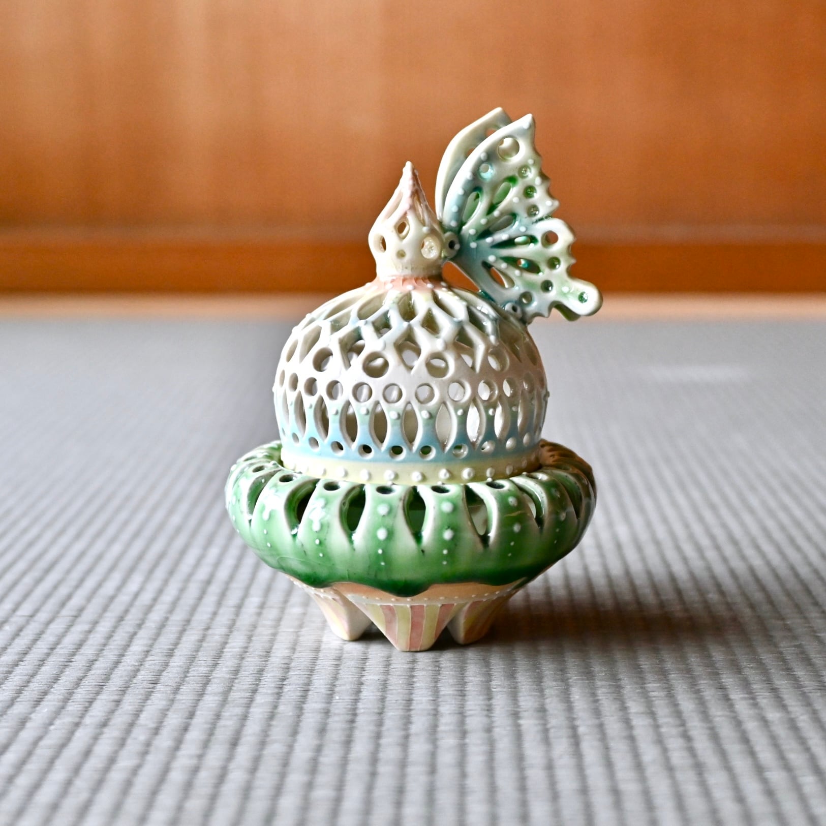 34.蝶ふわりグリーン透かし香炉