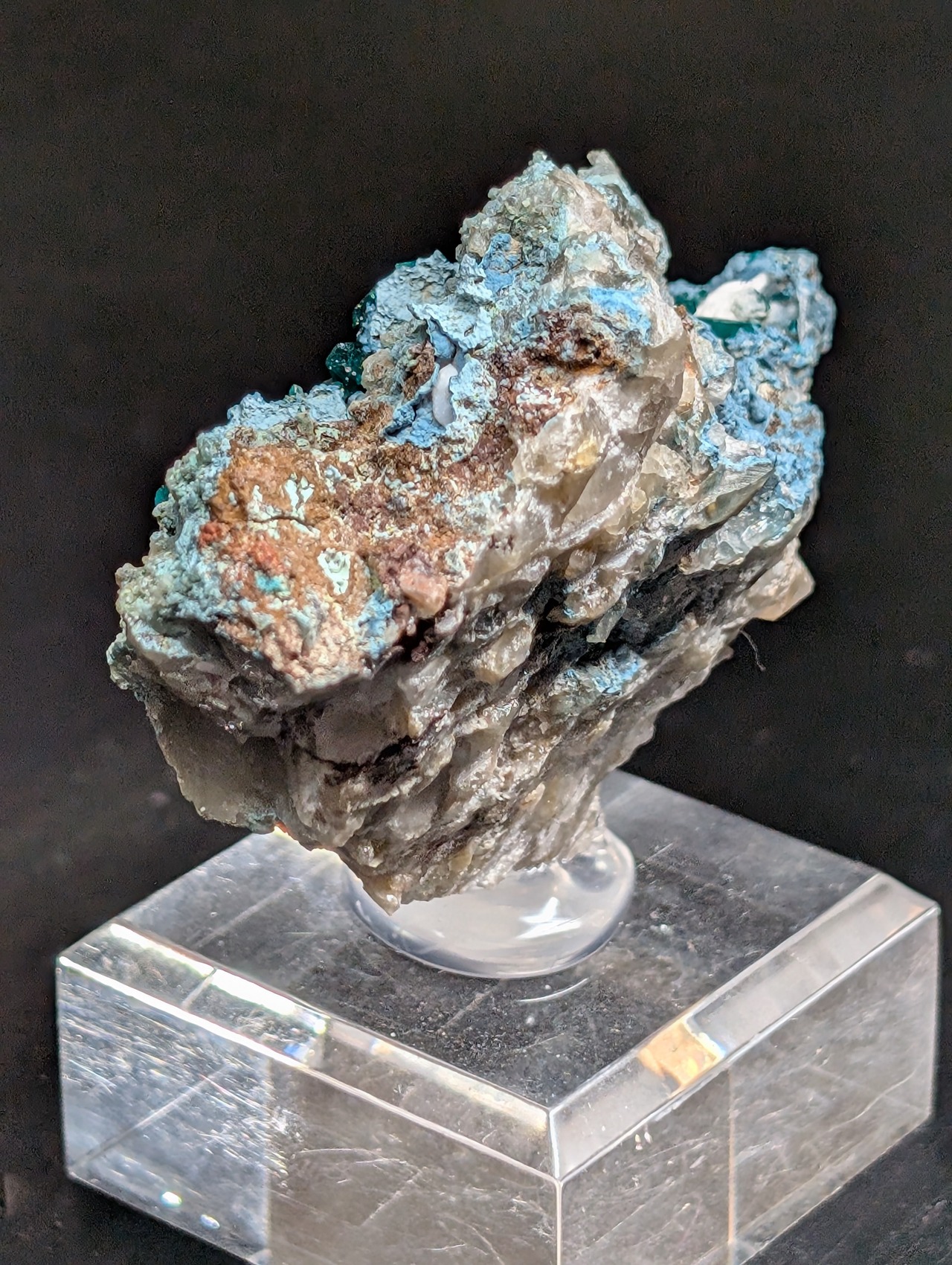 ダイオプテーズ/シャッタカイト /クリソコラ  Kaokofeld, Kunene Region, Namibia AR84301209