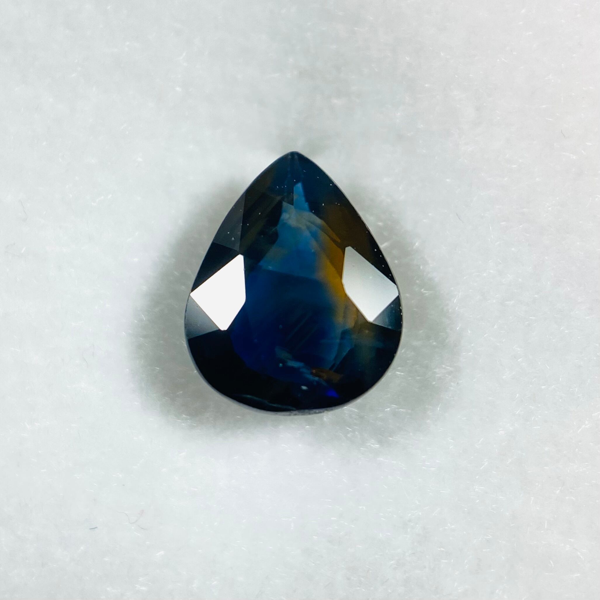 景色を楽しむサファイア 湖面に輝く月