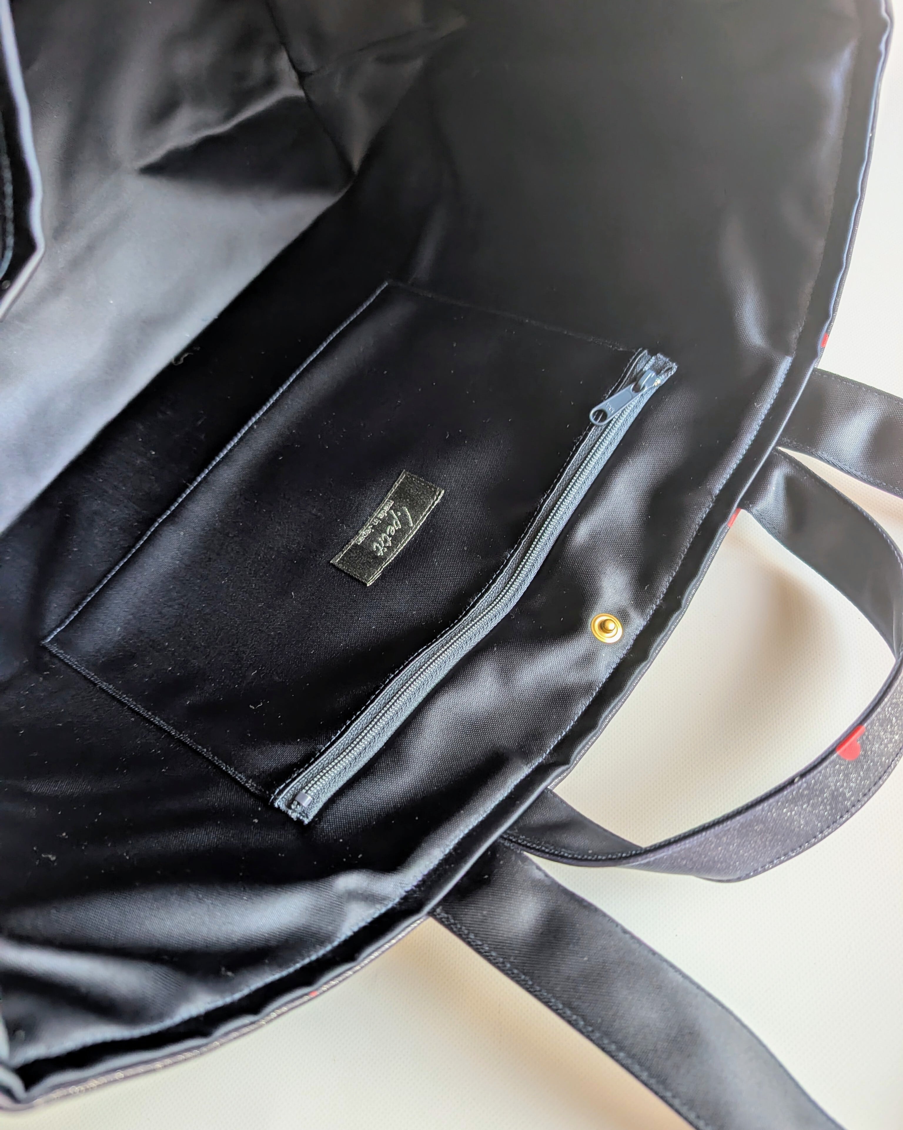 チャーム付き Kirara BIG tote Bag（ネイビー×赤ハート） | IrodorI