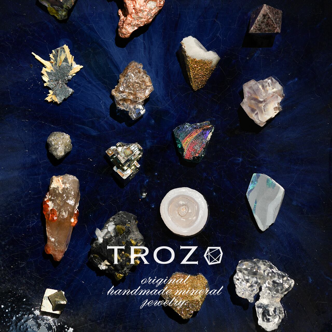 020 0 Collection】 フローライト × トパーズ 鉱物原石 イヤーカフ