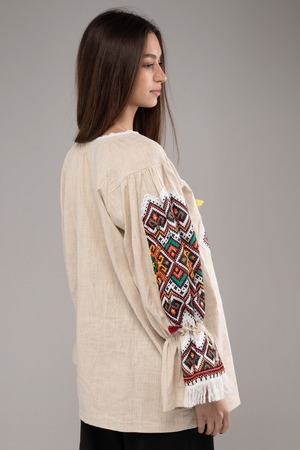 ウクライナ刺繍ヴィシヴァンカ　バルーン袖　手刺繍　麻　レディース・フリーサイズ