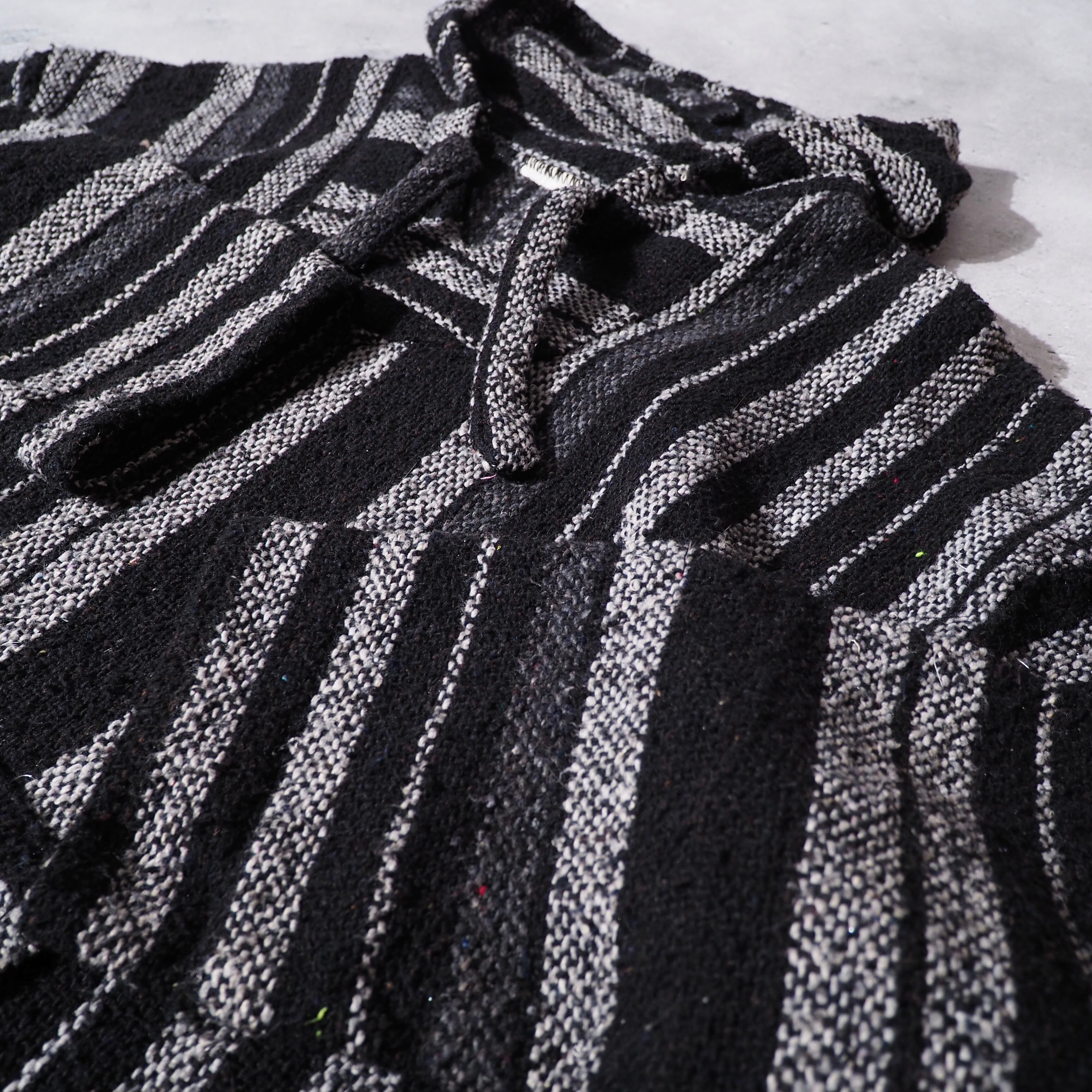 King over loose silhouette monotone line pattern vintage mekisikan Parker