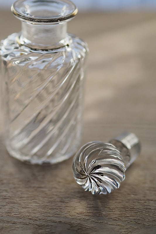 ガラス越し螺旋スパイラル-antique baccarat perfume bottle