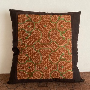 クッションカバー217両面　40x42cm 泥染めに黄緑刺繍　シピボ族の泥染めカバー215　南米の泥染め