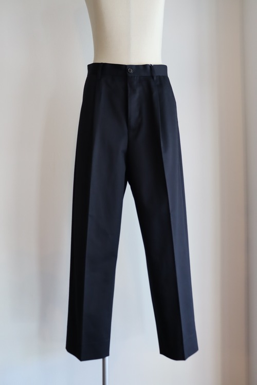 universal products. " ONE TUCK CHINO TROUSERS(Navy)"