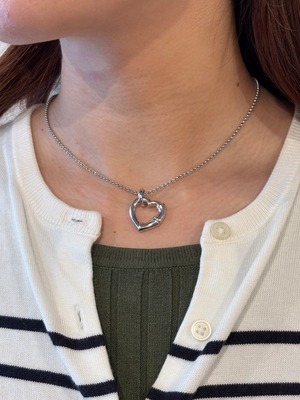 GUCCI / vintage open heart logo necklace.