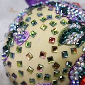 ベリーダンス オリエンタル 衣装 上下セット ピンク系 クイーン Queen トップス スカート 紫 緑 花 ラインストーン ビーズ 豪華 装飾 華やか かわいい エジプト製 イベント ステージ スリット ダンス衣装 パープル系 グリーン系