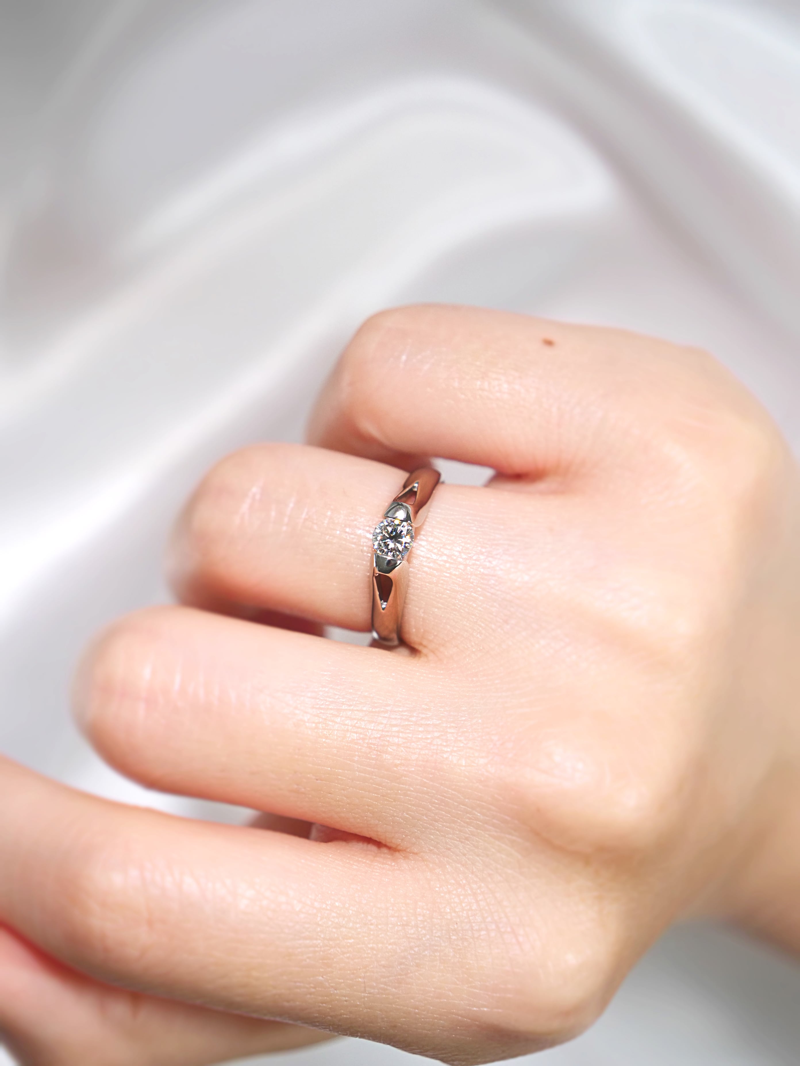 【エンゲージリング / 永久保証】Pt900 天然ダイヤモンド【中石0.327ct】婚約指輪 プロポーズリング【サイズ直し無料】