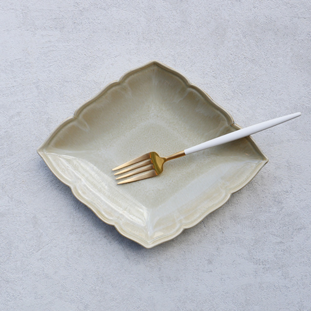 波佐見焼　菱型大皿（ワラ灰釉）