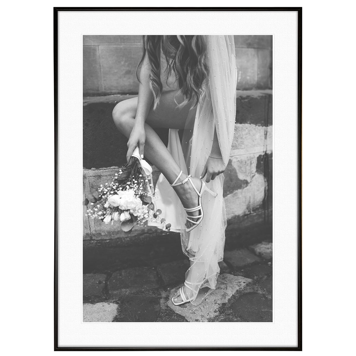 人物写真 女性 花束を持ち靴を直す花嫁 インテリアアート モノクロポスター額装 AS3678