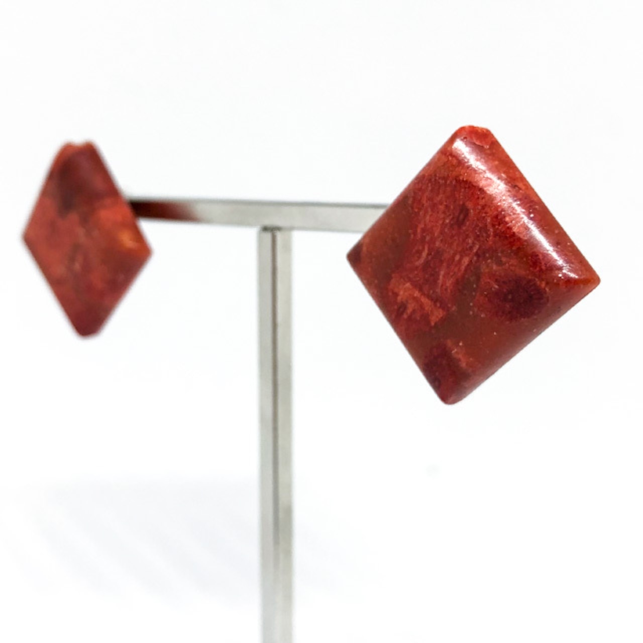 四角いシェイプがモダンな雰囲気!アップル珊瑚スクエア ピアス・イヤリング mm1102