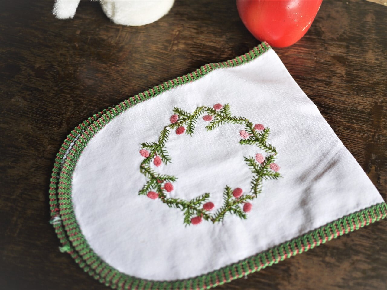 matilda ヴィンテージ ドイリー 葡萄手刺繍 麻 大 3枚 Embroider A Gift（@embroideragift）的照片· 2026年3月15日