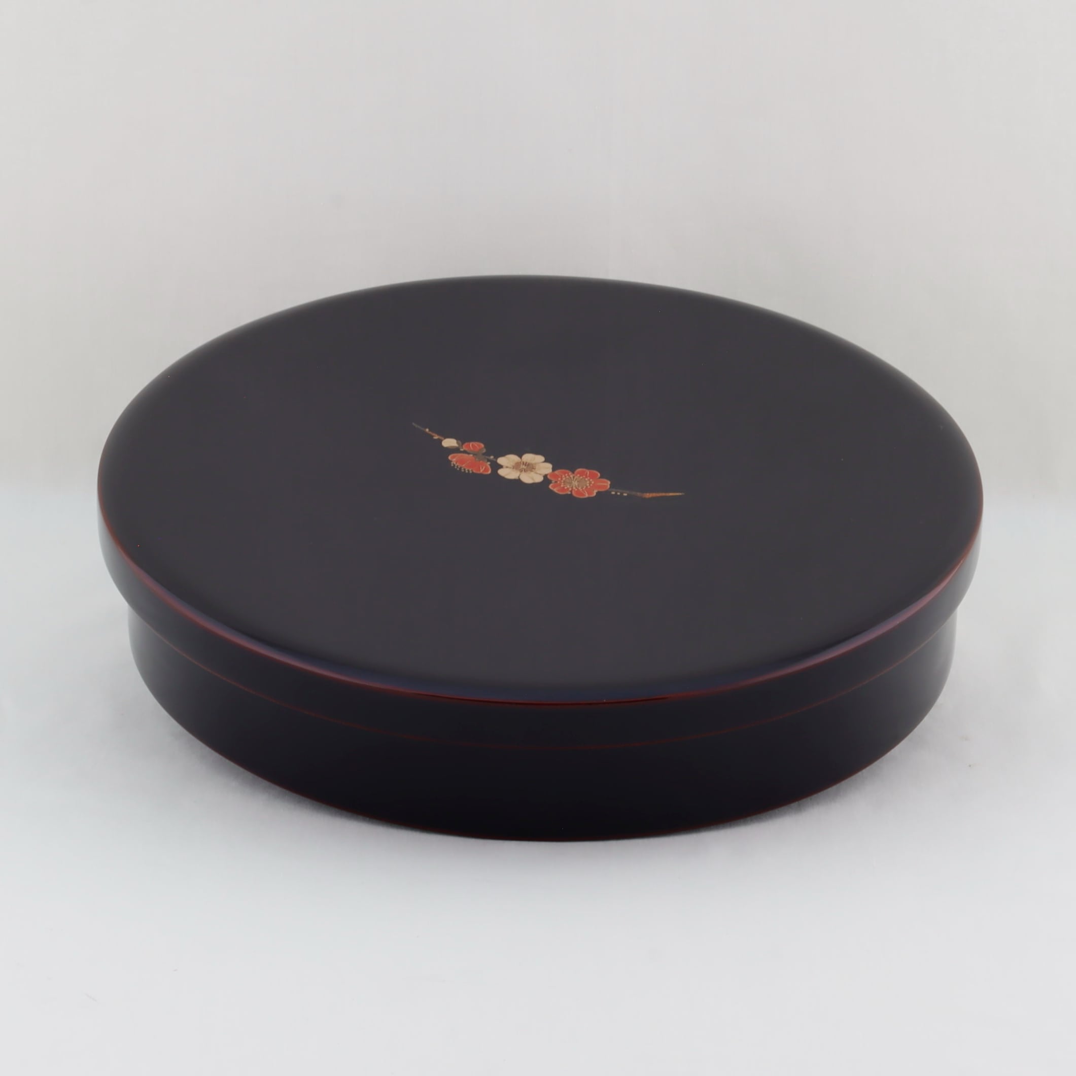 輪島塗黒塗菓子器 輪島塗 菓子器 丸形 -梅の高蒔絵仕上げ- [内外面とも黒タメ色]｜輪島市