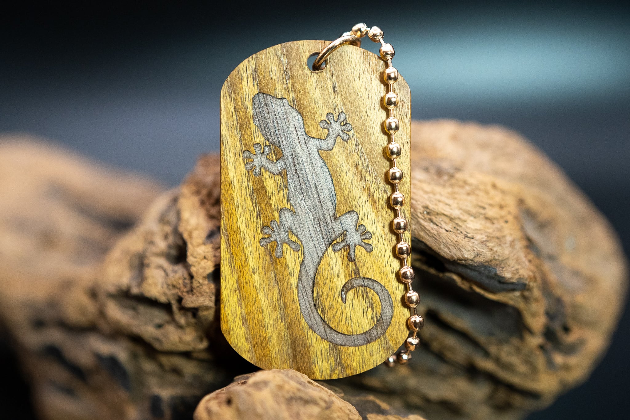 【黄金の木】 御蔵島 金桑 ドッグタグ 象嵌 木登りトカゲ