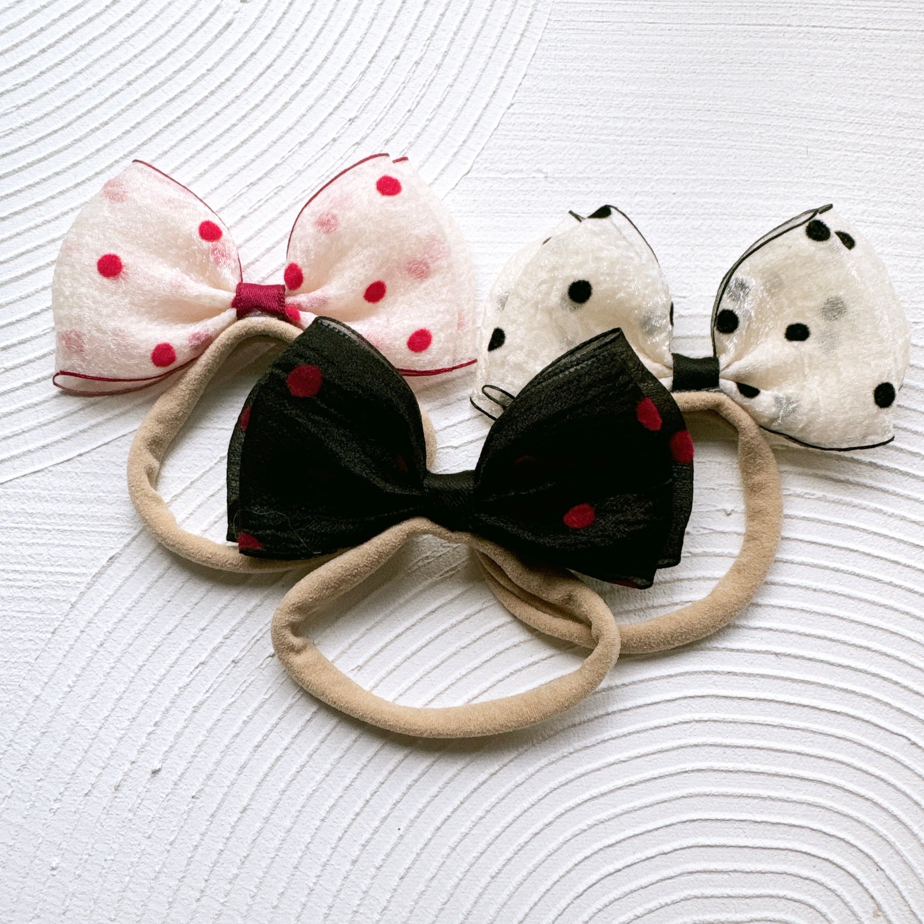 立ってるドットシフォンのヘアバンド