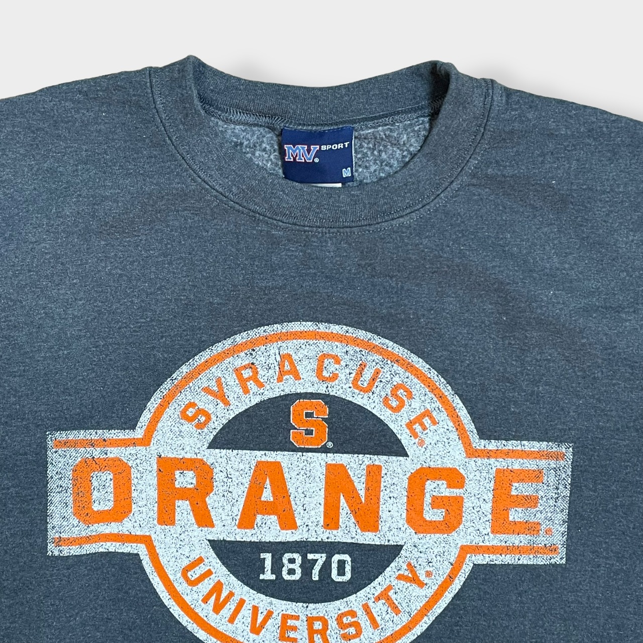 【MV SPORT】カレッジ アーチロゴ Syracuse University Orange シラキュース大学 バスケットボール プリント スウェット トレーナー プルオーバー ダークグレー M US古着