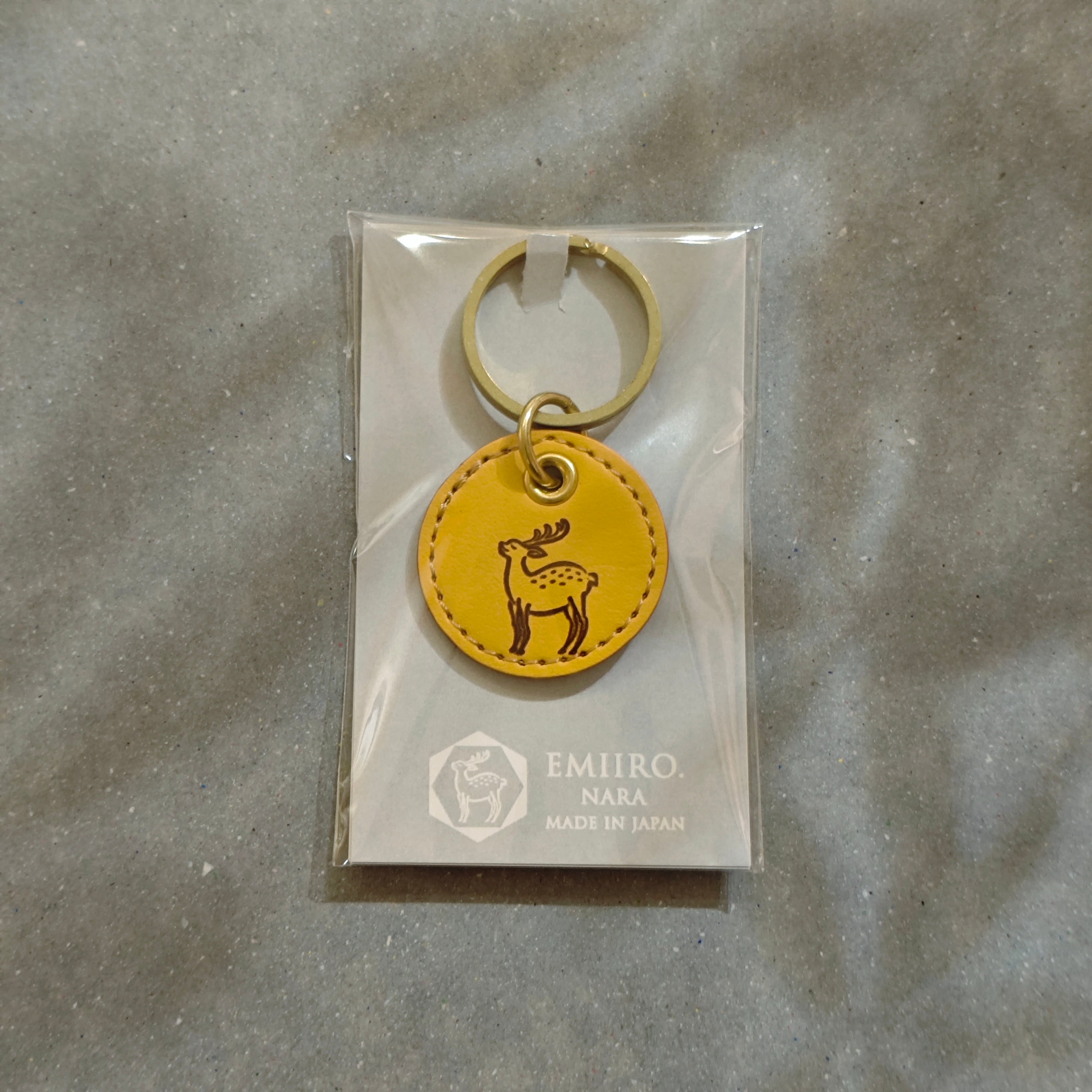 鹿チャームのキーリング | 奈良 手染め革製品 えみいろ。オンライン