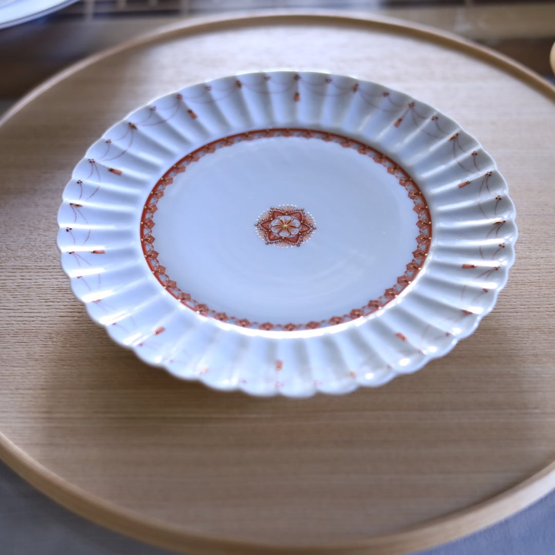 AS 種田真紀 赤絵細描雪文6寸菊皿 | 芦屋貴兆陶家 online shop