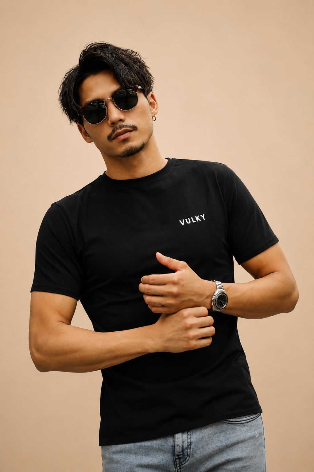 クルーネック ブラックTシャツ ホワイトロゴ - ナチュラルフィット - シリーズ2