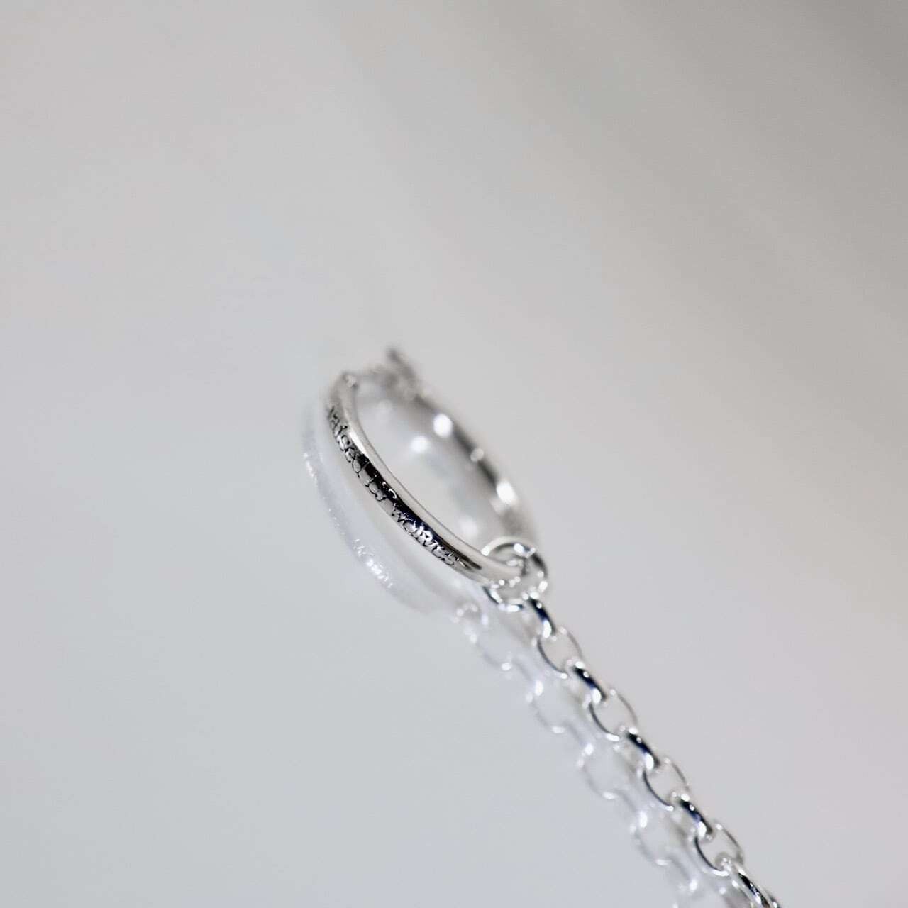THIN HOOP raised by wolves [LARGE] with 2c CROSS / シンフープピアス レイズド バイ ウルヴス L ウィズ 2cクロス