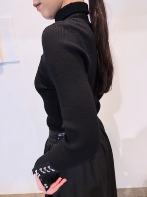 メゾンマヴェリックプレゼンツ  Hook Detailed Rib Turtleneck