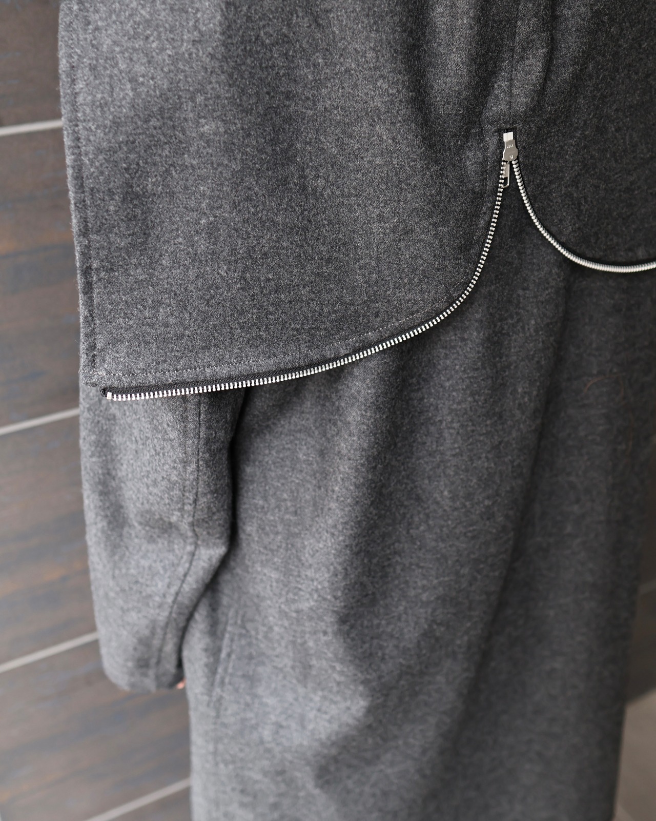 【COMME des GARCONS HOMME DEUX】zip up hooded half coat