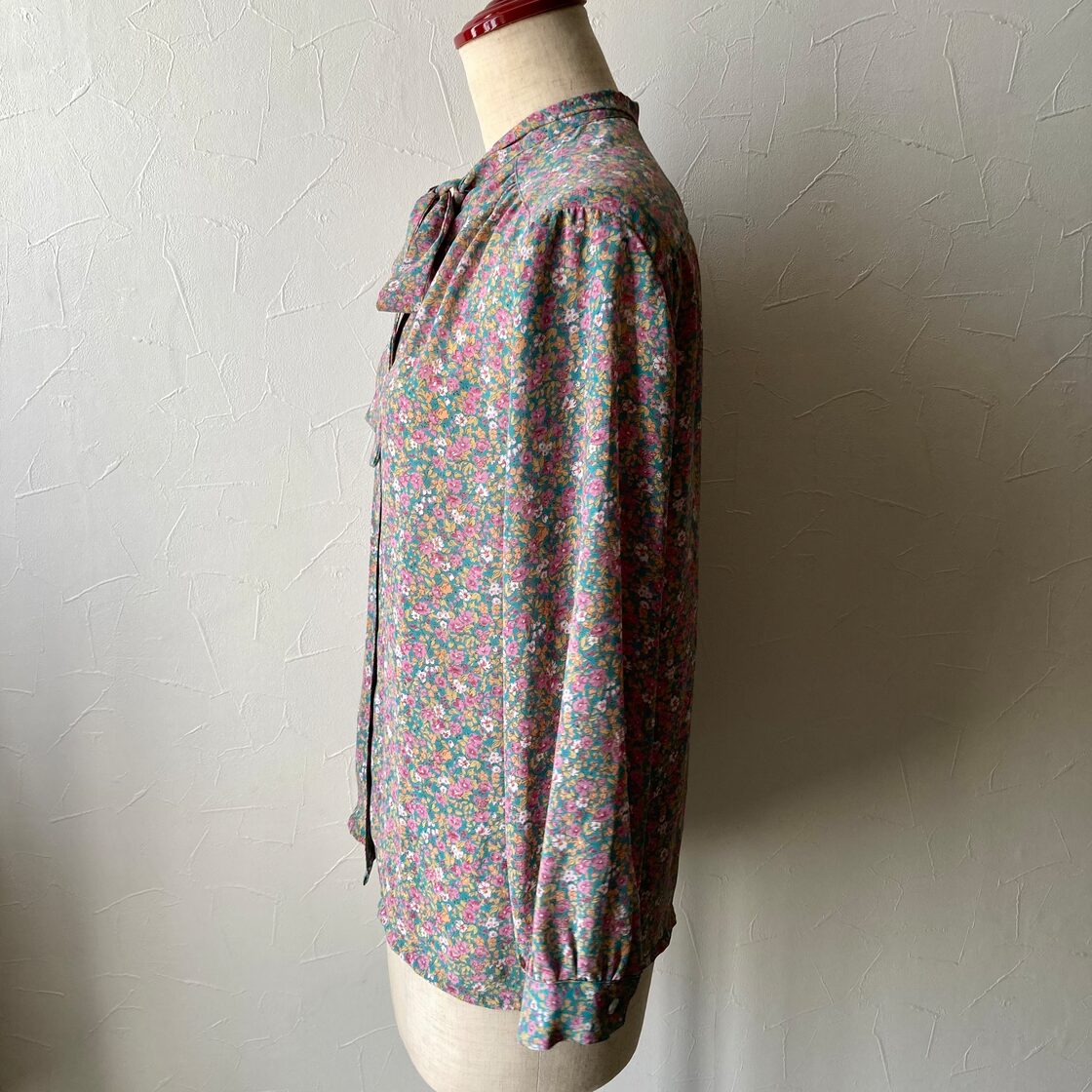 淡い小花柄ボウタイブラウス 昭和レトロ 古着 used vintage | PAY ID