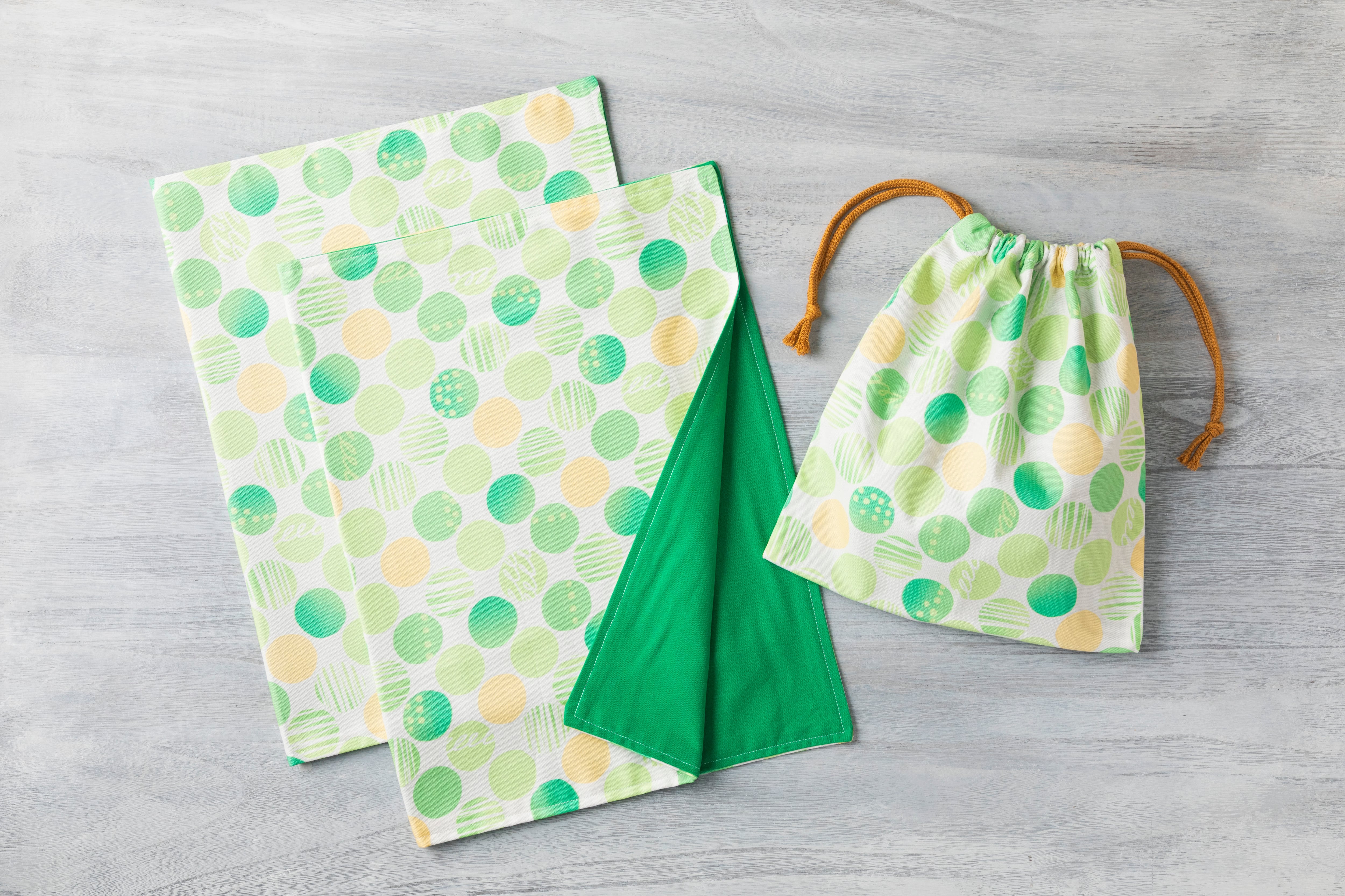 【60×40㎝】給食用ランチマット2枚&巾着セット ドット柄