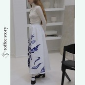清楚な白に映える青：花瓶から溢れるお花のプリントスカート XU0091