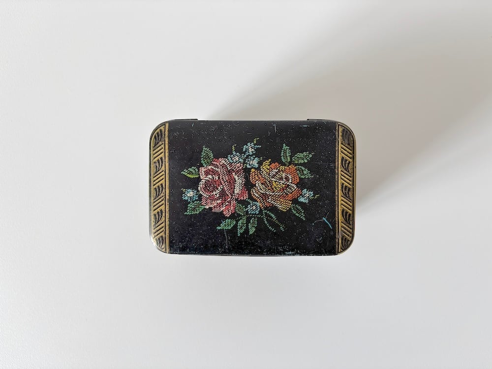 【U.S.】刺繍のような薔薇模様が美しい缶/ A beautiful tin featuring an embroidery-like rose pattern.