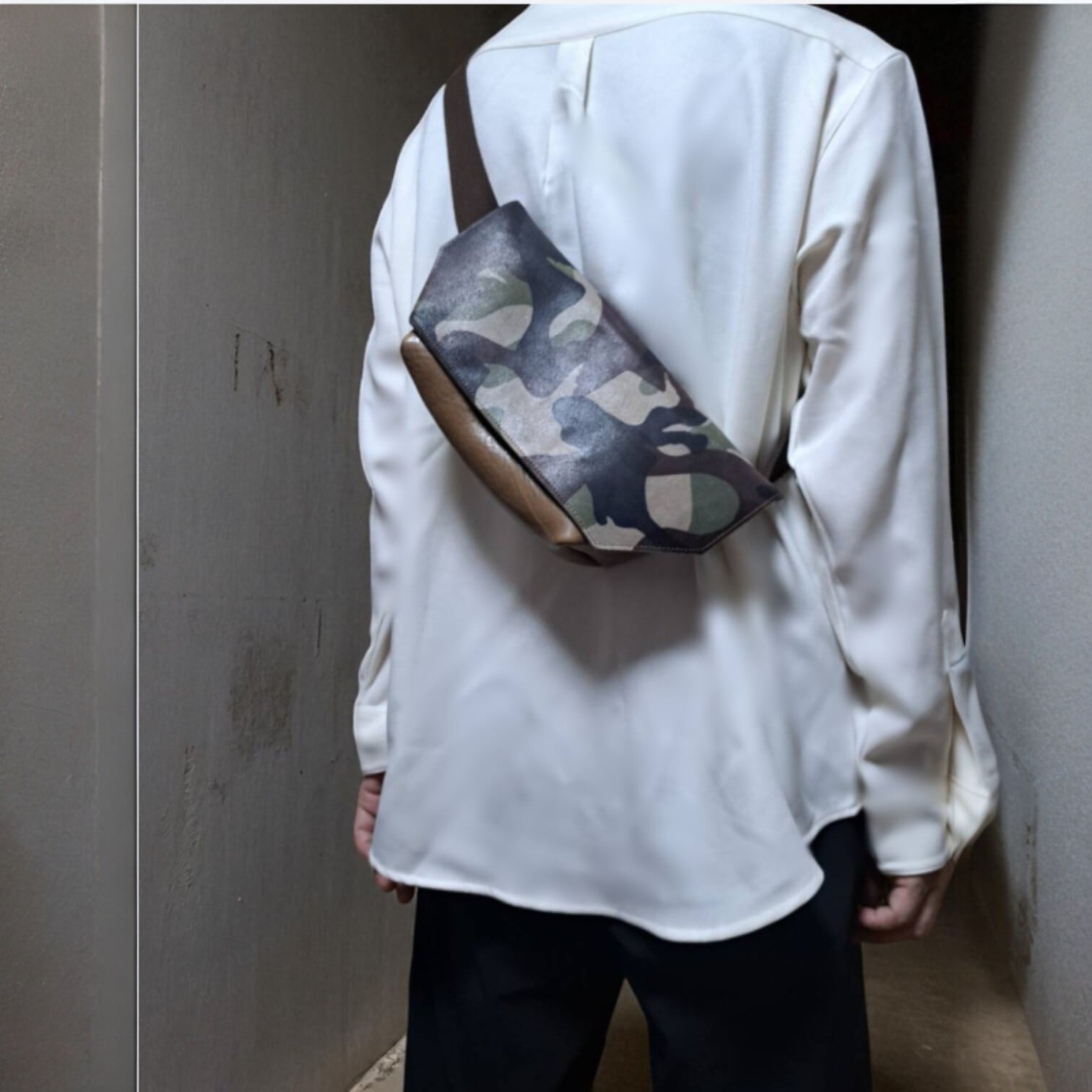 迷彩レザーボディバッグ｜ 厚地牛革 × 迷彩プリント | CELENCEE 公式