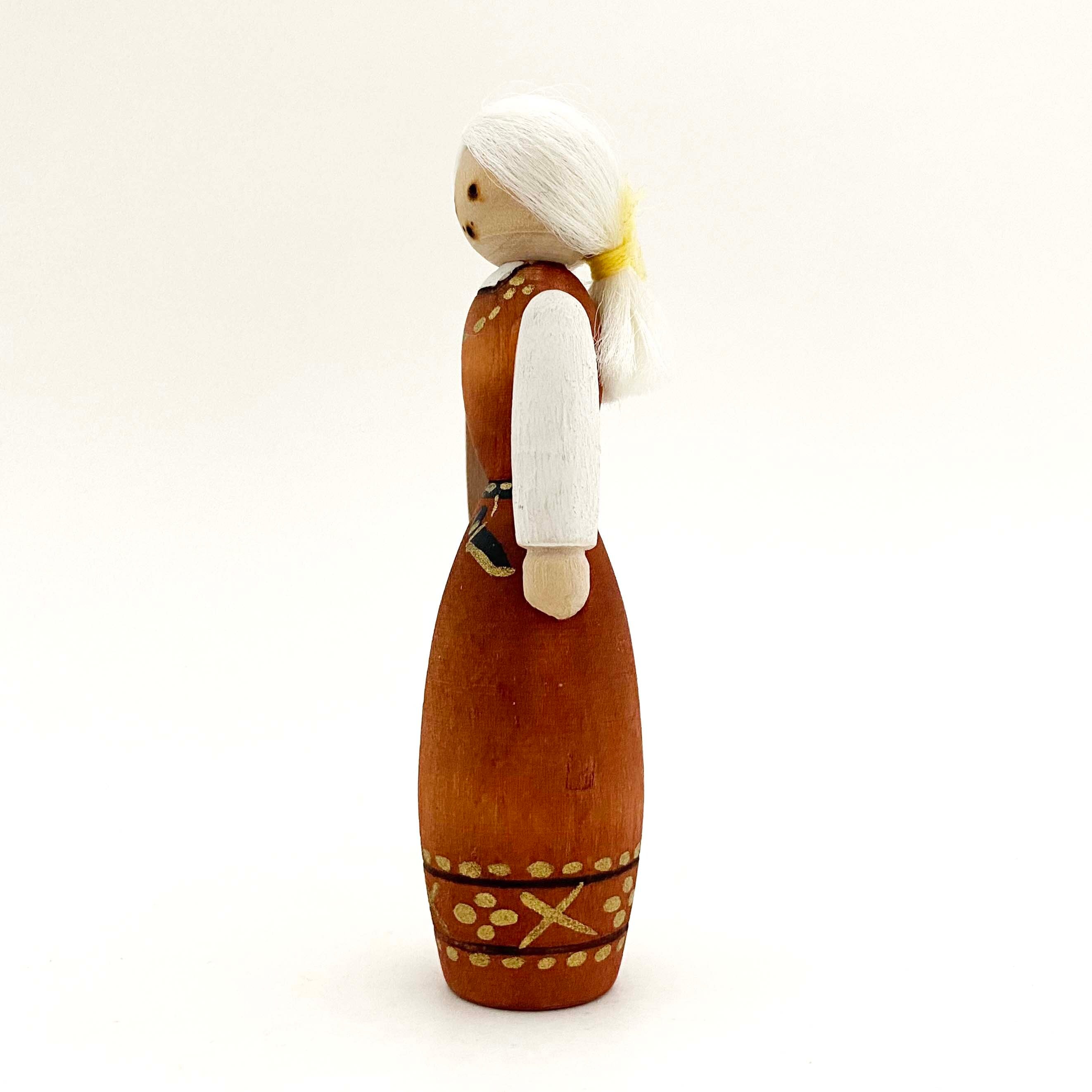 エストニア民族衣装こけし（ウッドバーニング）