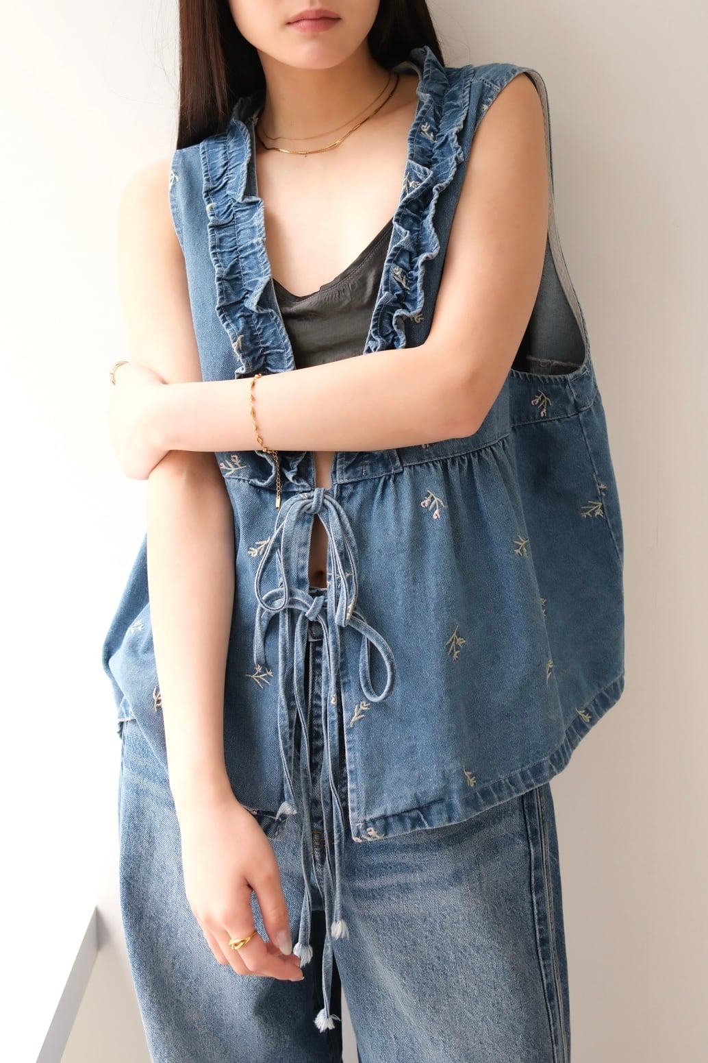 Ruffled Embroidery Denim Vest フリルエンブロイダリーデニムベスト