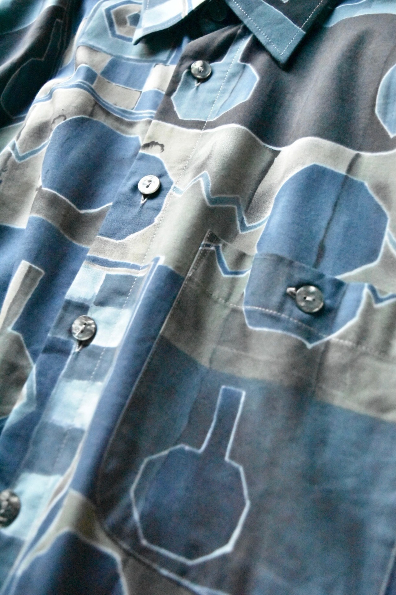 Euro vase pattern shirt
