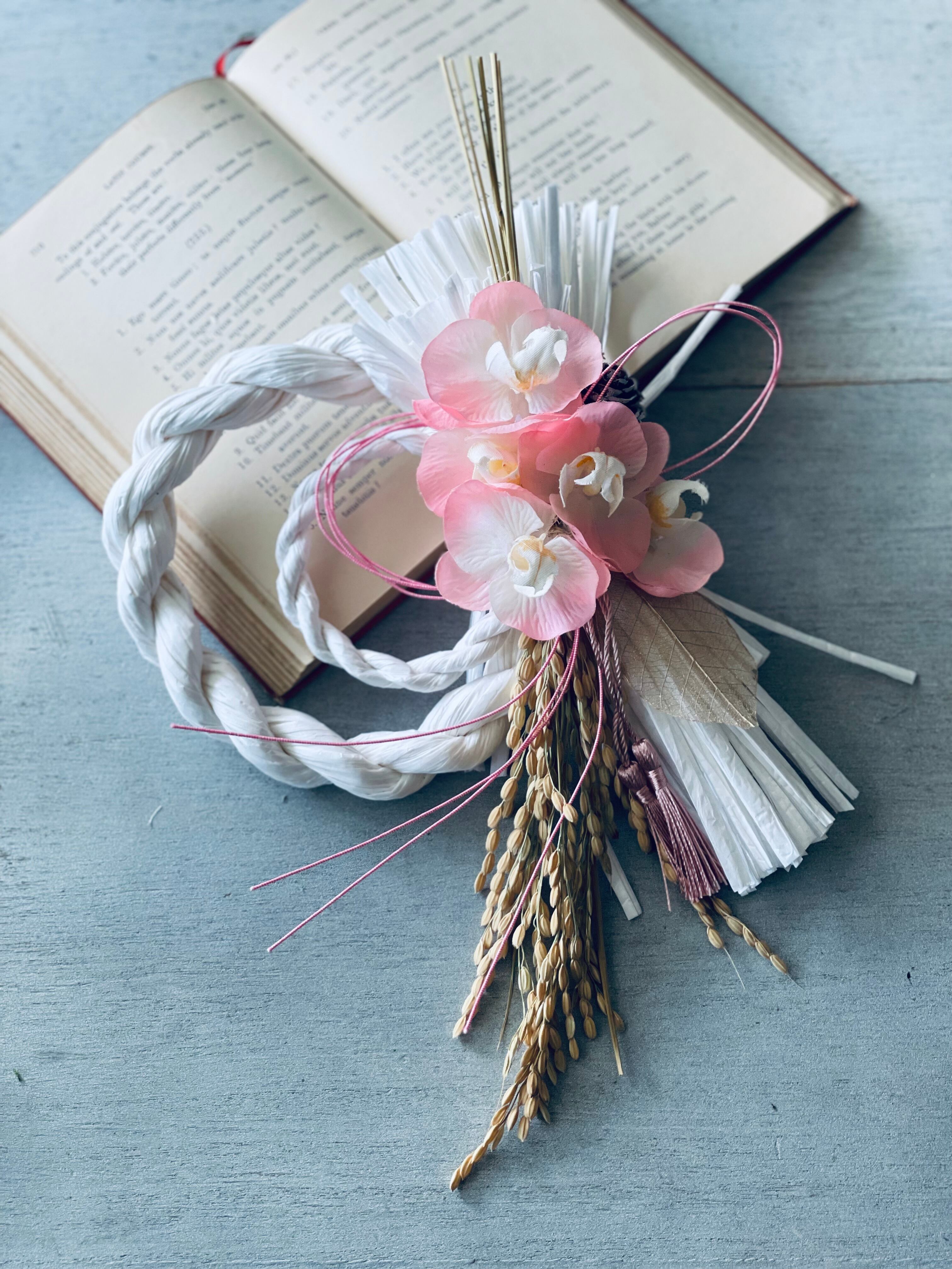 2025年 五輪のピンク胡蝶蘭の シンプルしめ縄 謹賀新年 正月飾り