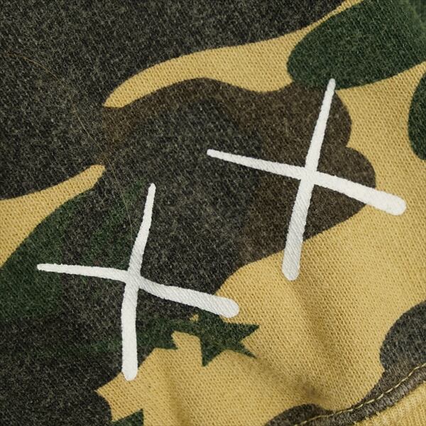 Size【M】 A BATHING APE ア ベイシング エイプ ×KAWS YELLOW CAMO