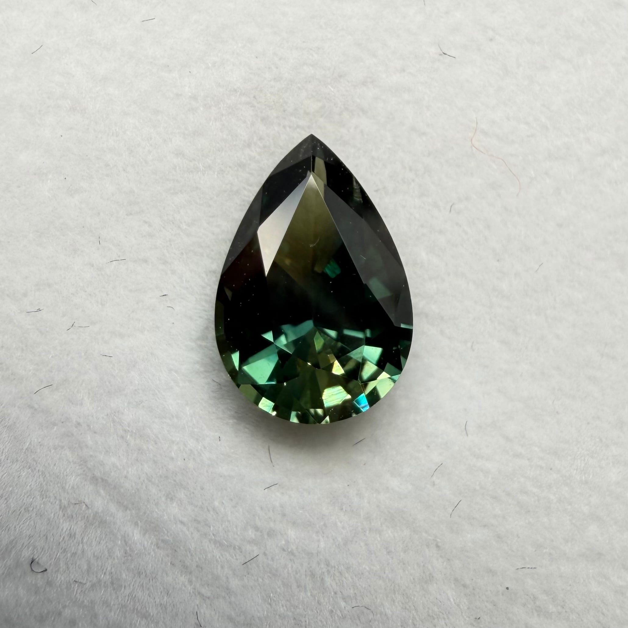 様々な色が見えるティールサファイア